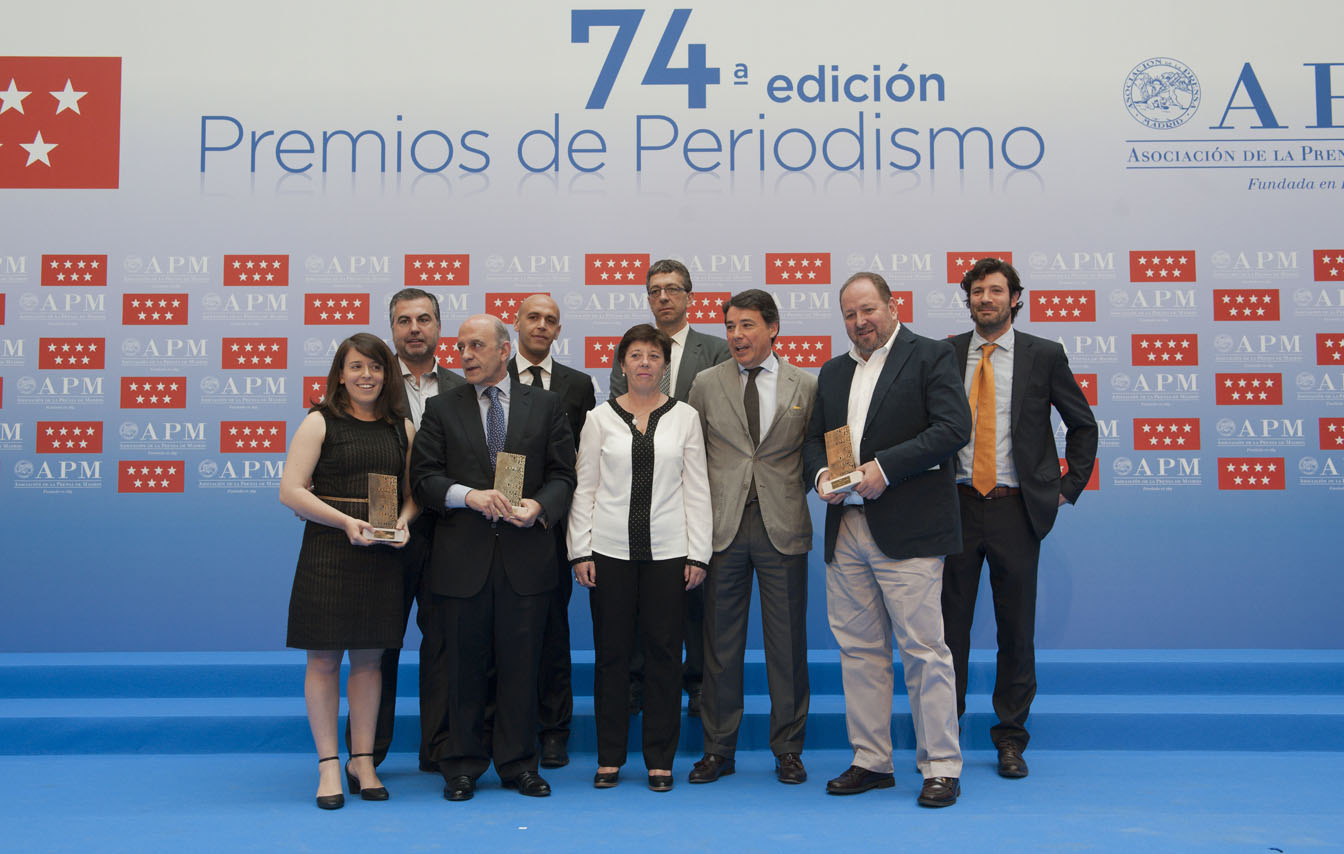 Foto de familia de los premiados con la presidenta de la APM y el presidente de la CAM. Fotos: Pablo Vázquez / APM.